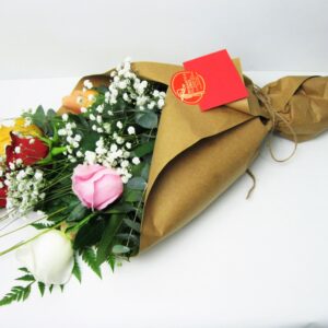 Ramo de rosas variadas en Papel Kraft